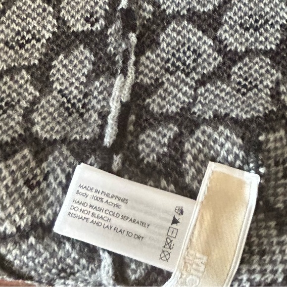 Michael Kors beanie hat - Picture 4 of 4